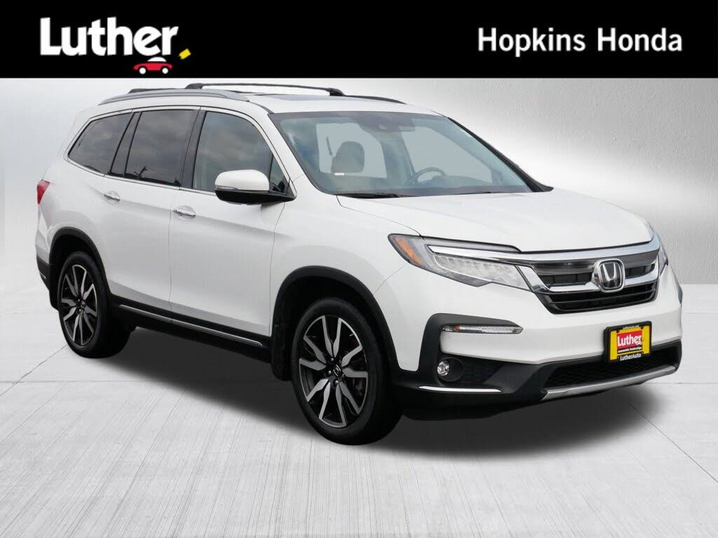 2022 Honda Pilot Touring AWD with Rear Captain's Chairs
