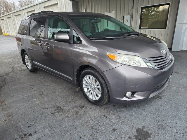 2017 Toyota Sienna XLE 7-Passenger Auto Access Seat FWD