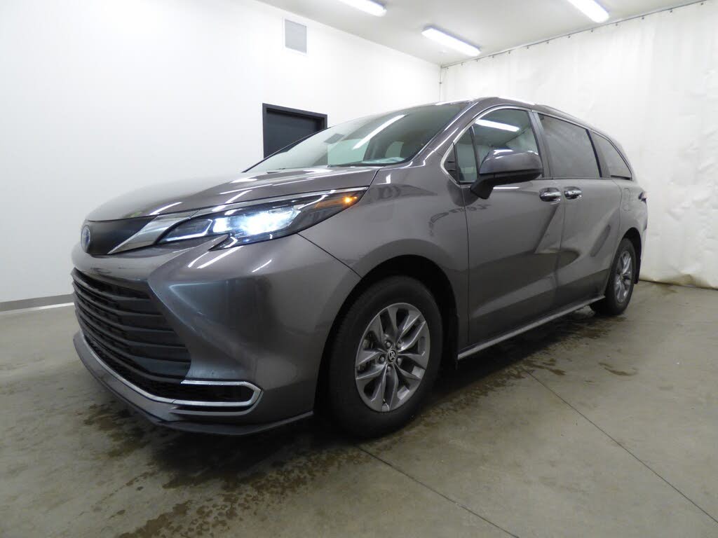 2024 Toyota Sienna XLE 8-Passenger FWD