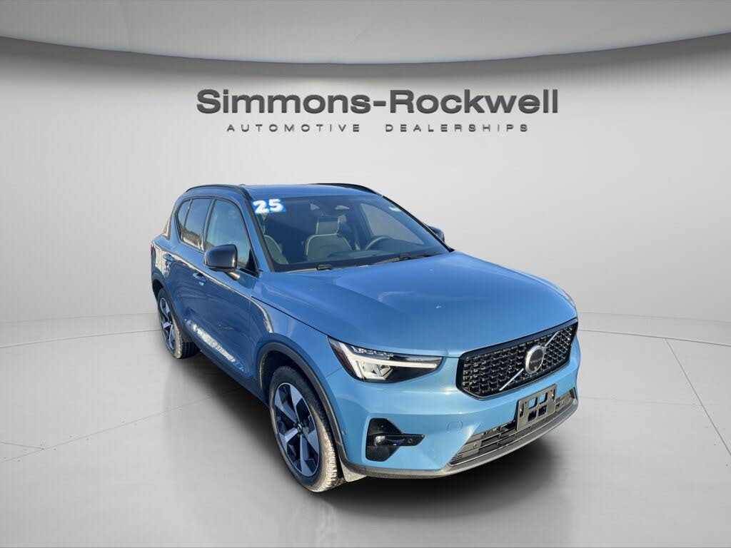 2025 Volvo XC40 B5 Plus Dark Theme AWD