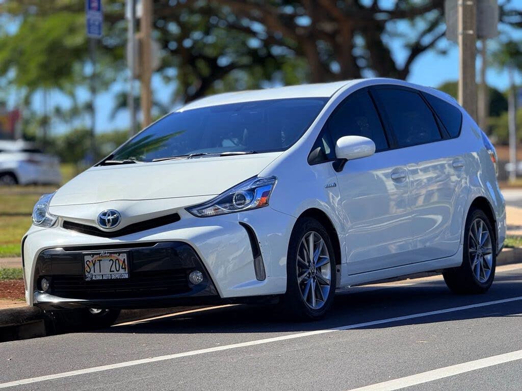 2016 Toyota Prius v Three FWD