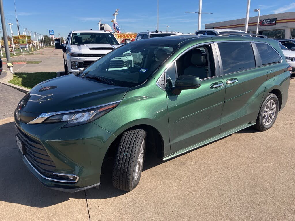 2022 Toyota Sienna XLE 7-Passenger FWD