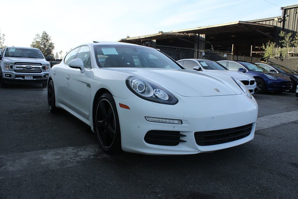 2016 Porsche Panamera 4 Edition
