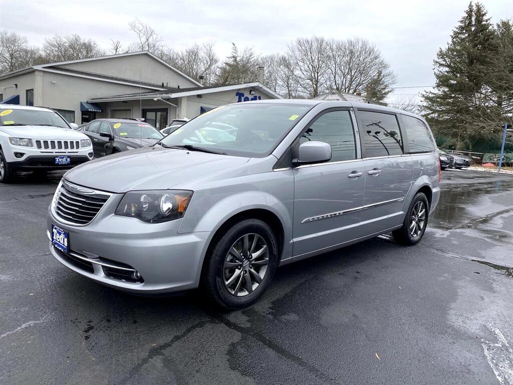 2015 Chrysler Town & Country S FWD