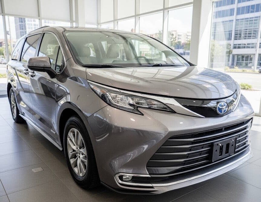 2021 Toyota Sienna XLE 7-Passenger AWD