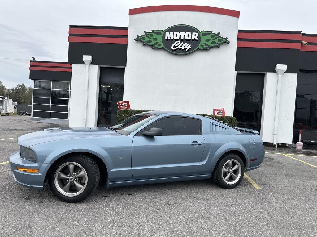 2005 Ford Mustang GT Deluxe Coupe RWD