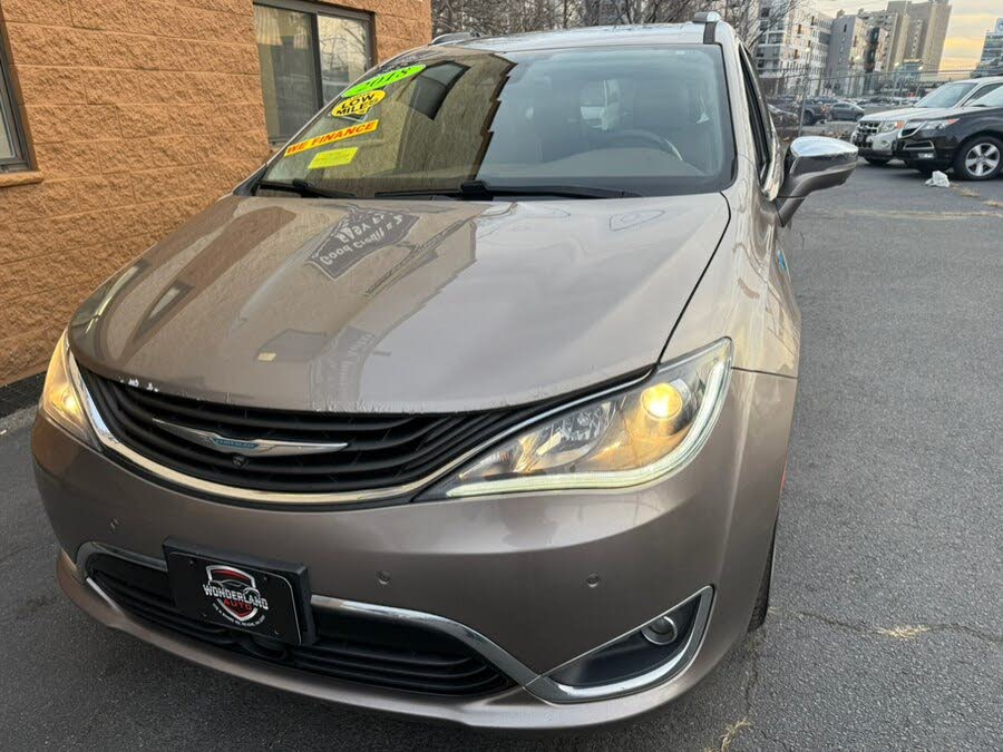 2018 Chrysler Pacifica Hybrid Limited FWD