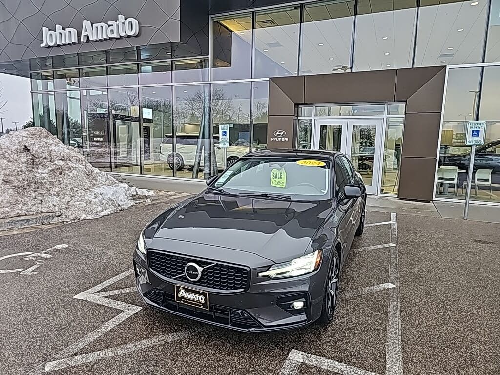 2024 Volvo S60 B5 Core Dark Theme FWD