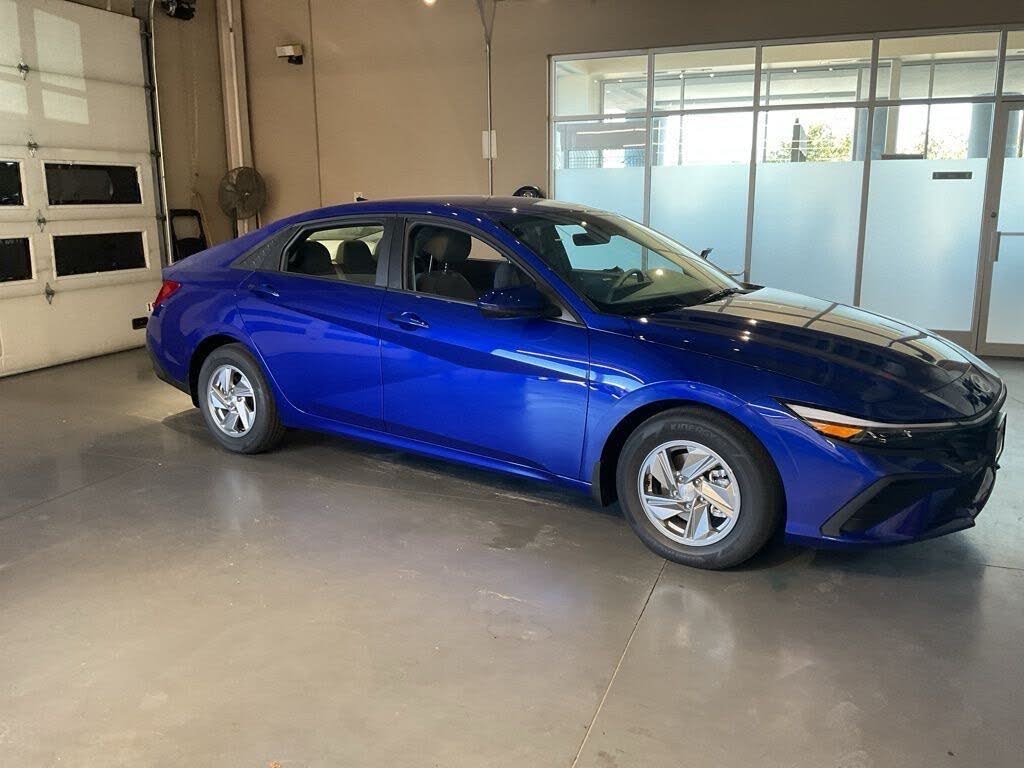 2025 Hyundai Elantra SE FWD