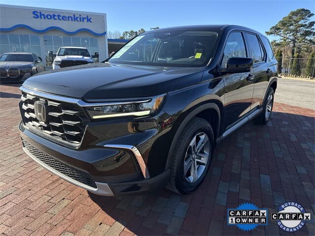 2023 Honda Pilot EX-L FWD with Captains Chairs