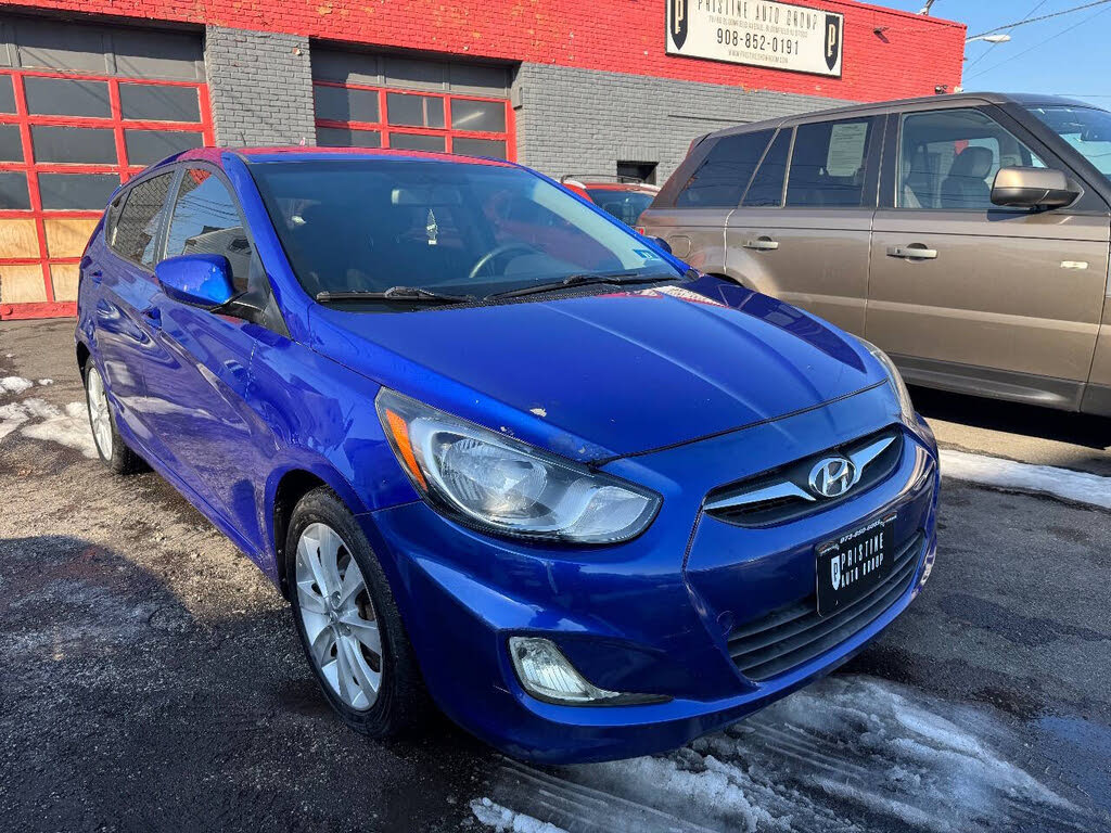 2012 Hyundai Accent SE 4-Door Hatchback FWD