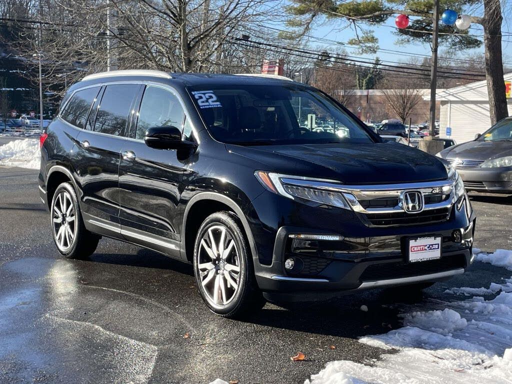 2022 Honda Pilot Touring AWD with Rear Captain's Chairs