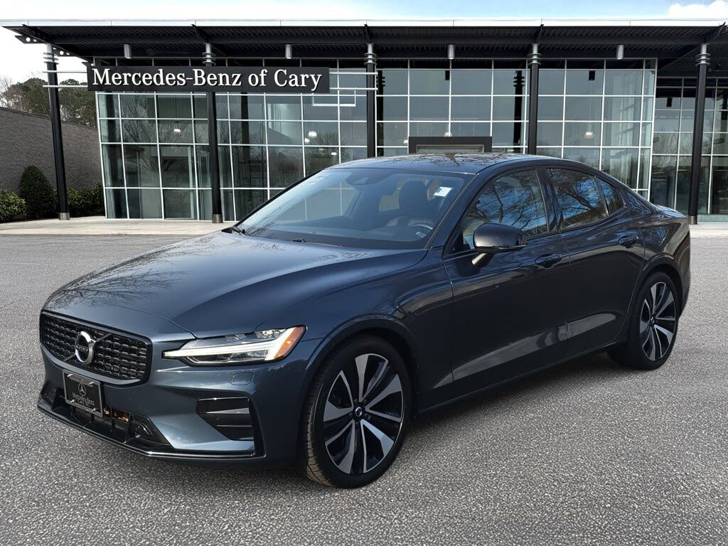 2022 Volvo S60 B5 Momentum FWD