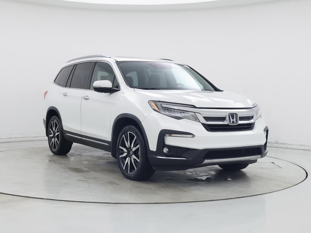 2020 Honda Pilot Touring AWD with Rear Captain's Chairs