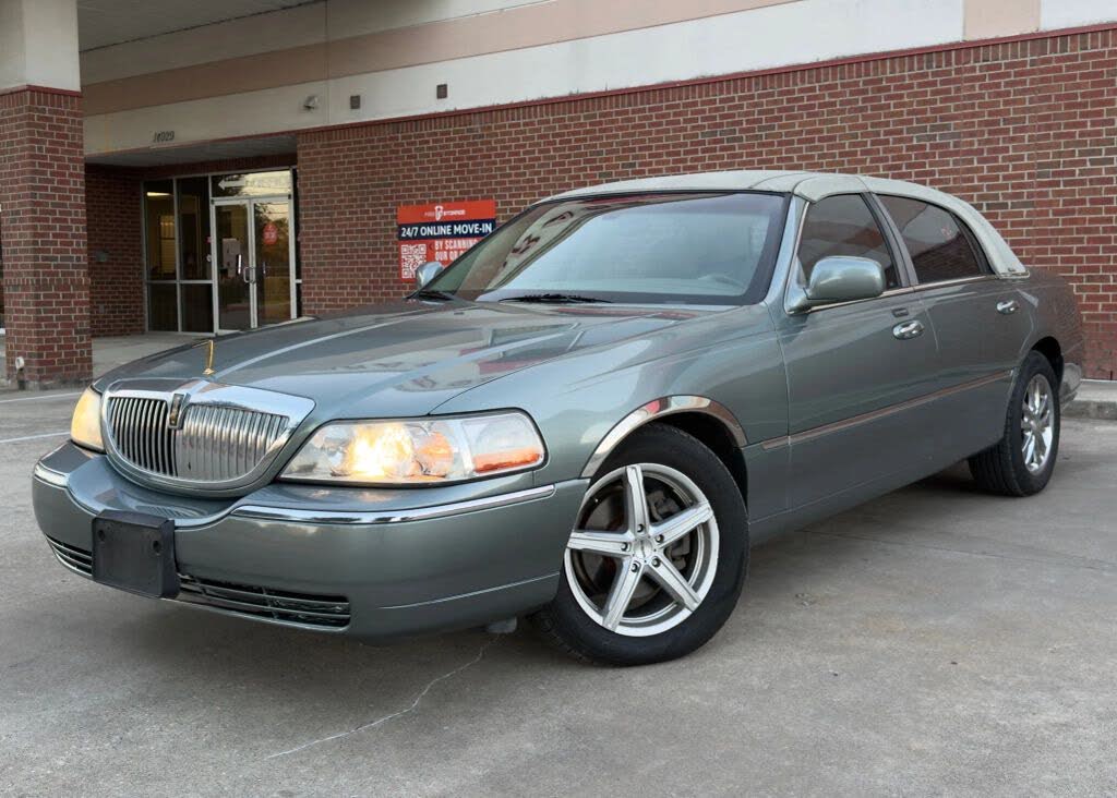 2005 Lincoln Town Car Signature