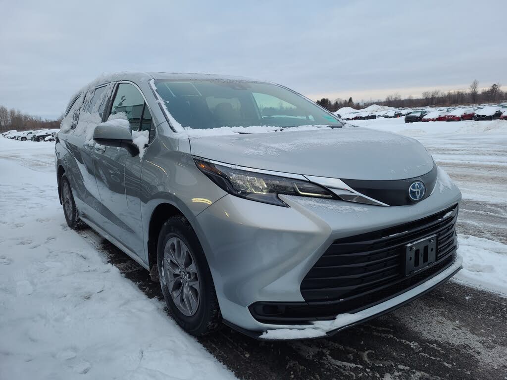 2025 Toyota Sienna XLE 8-Passenger FWD