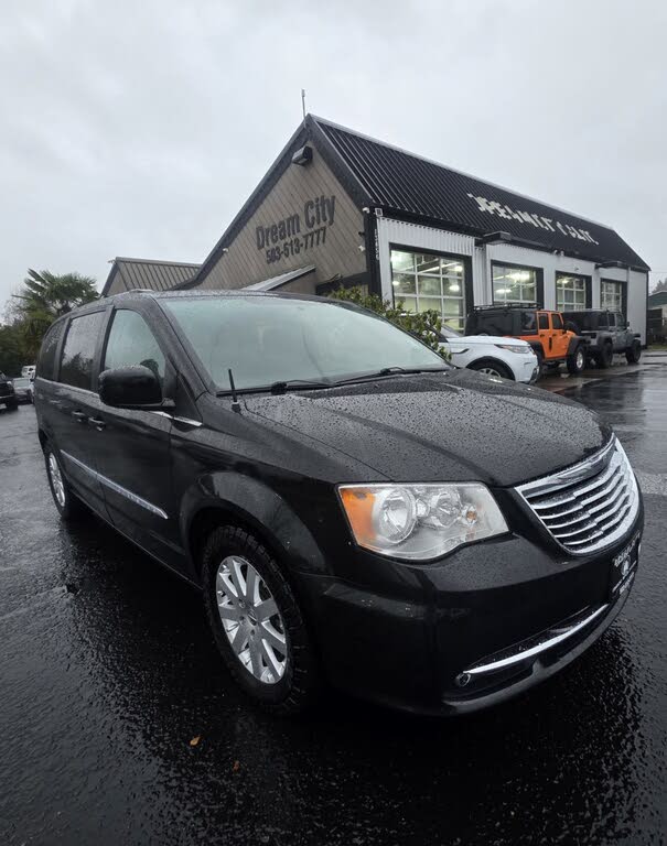 2016 Chrysler Town & Country Touring FWD