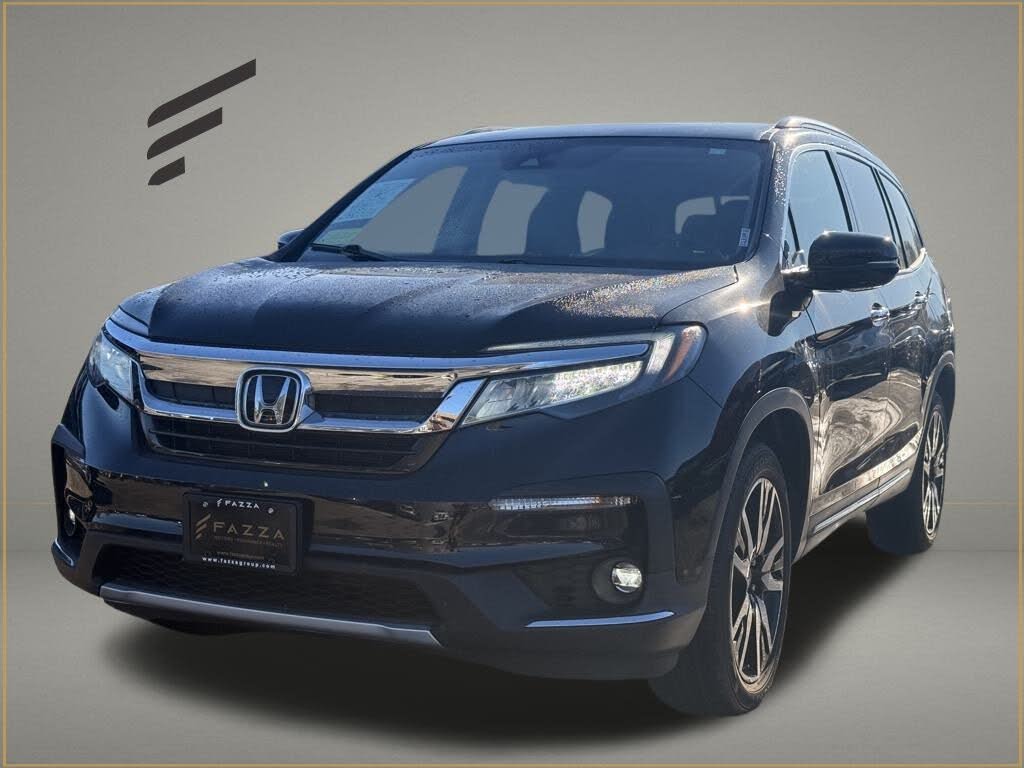 2022 Honda Pilot Touring AWD with Rear Captain's Chairs