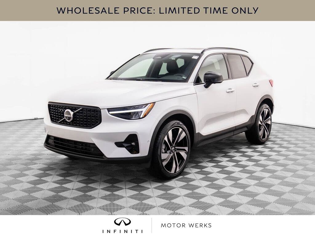 2025 Volvo XC40 B5 Plus Dark Theme AWD