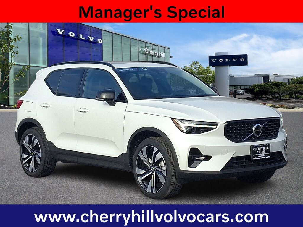 2025 Volvo XC40 B5 Plus Dark Theme AWD
