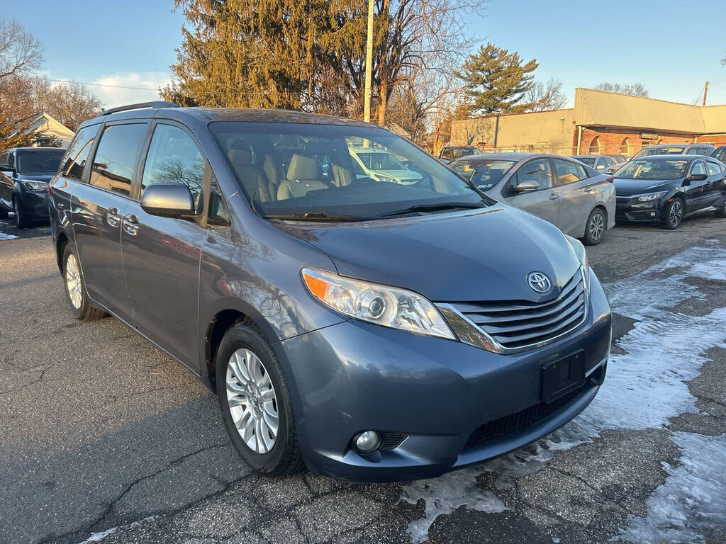 2016 Toyota Sienna XLE 7-Passenger Auto Access Seat