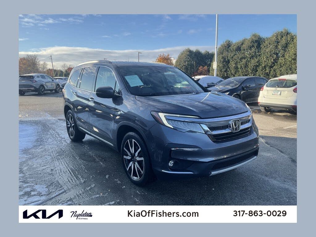 2022 Honda Pilot Touring AWD with Rear Captain's Chairs