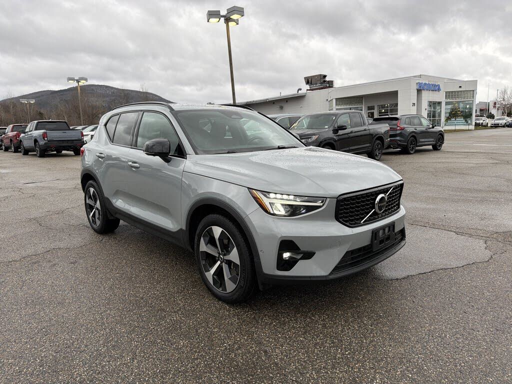 2025 Volvo XC40 B5 Plus Dark Theme AWD