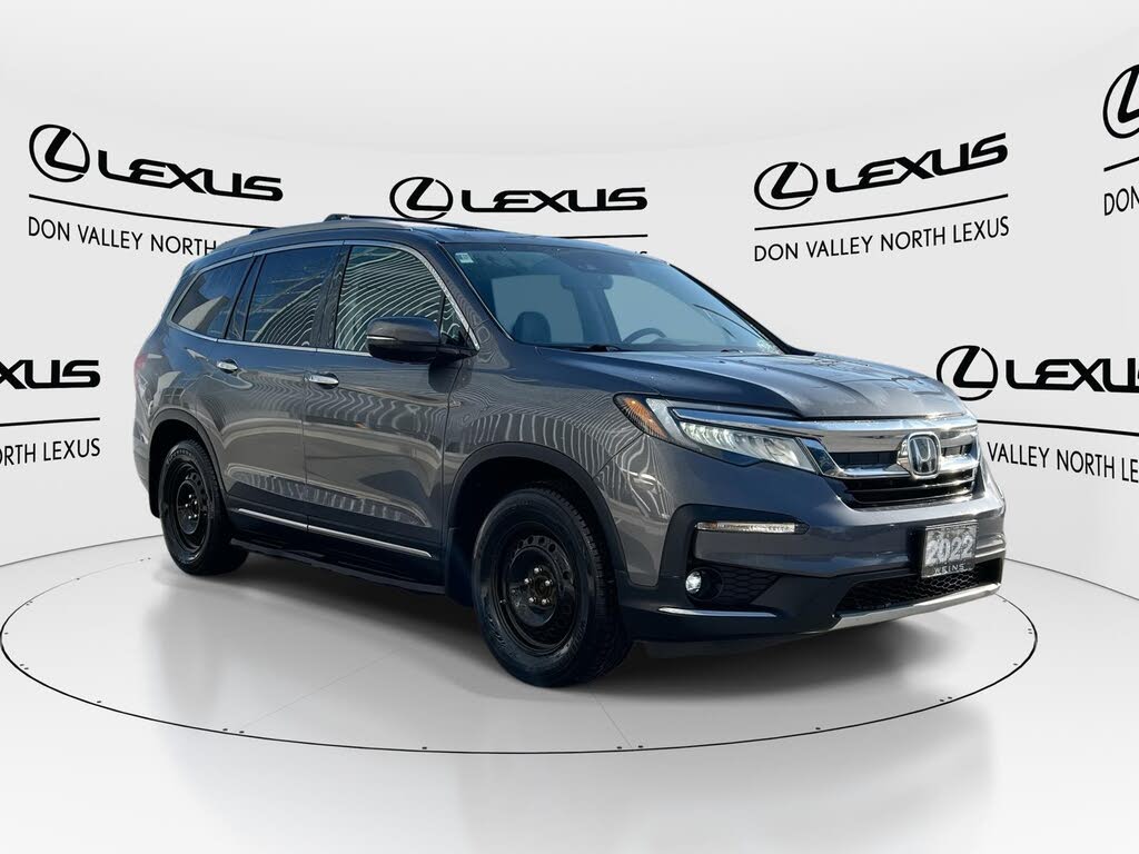 2022 Honda Pilot Touring AWD with Rear Captain's Chairs