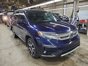 Honda Pilot Touring AWD with Rear Captains Chairs