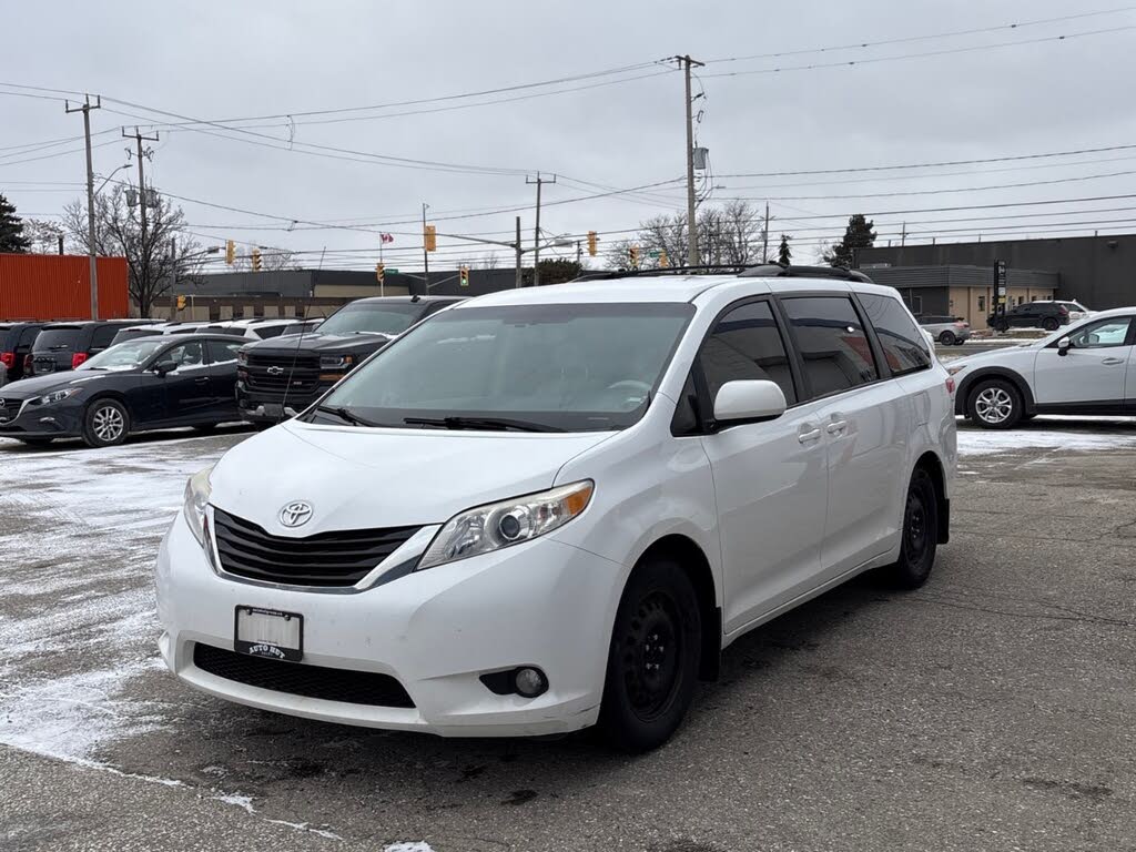 2013 Toyota Sienna LE 8-Passenger