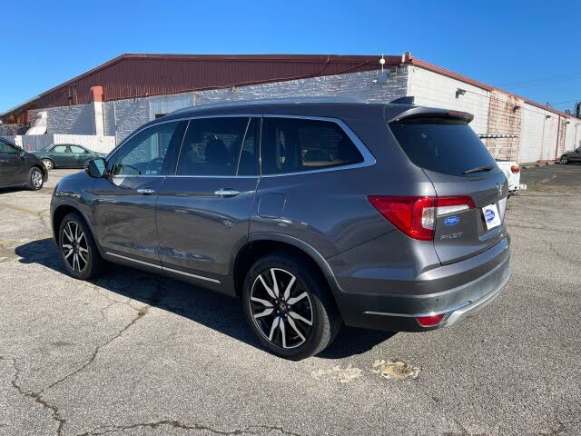 2019 Honda Pilot Touring FWD with Rear Captain's Chairs