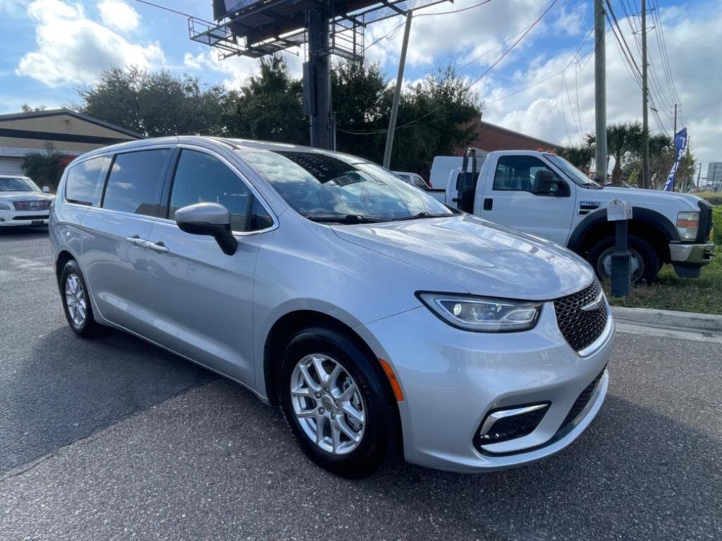2023 Chrysler Pacifica Touring FWD
