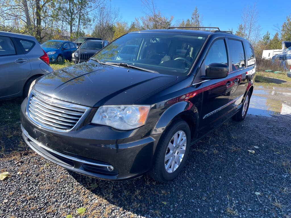 2014 Chrysler Town & Country Touring FWD