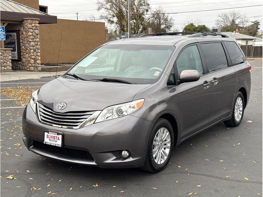 2014 Toyota Sienna XLE 7-Passenger Auto Access Seat