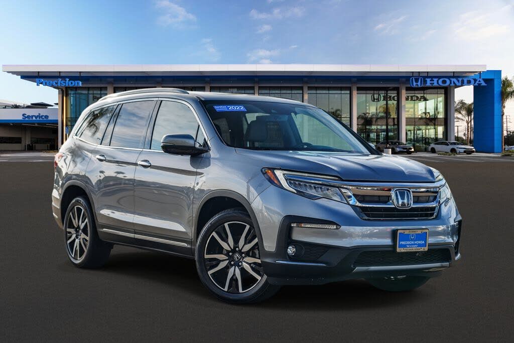 2022 Honda Pilot Touring FWD with Rear Captain's Chairs