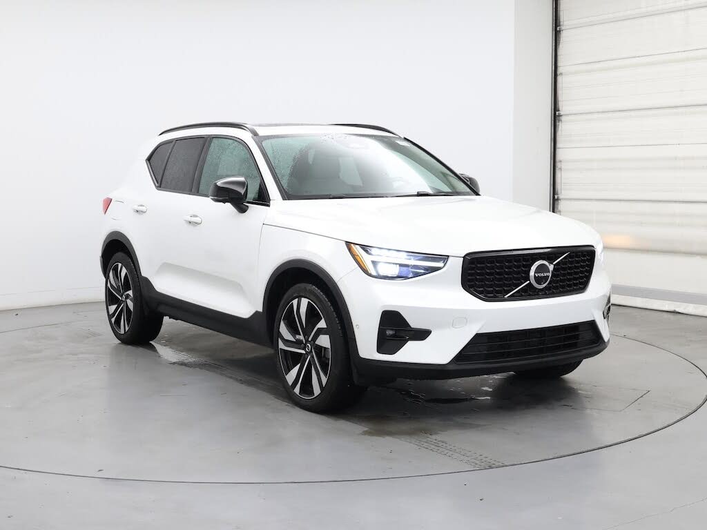 2024 Volvo XC40 B5 Ultimate Dark Theme AWD