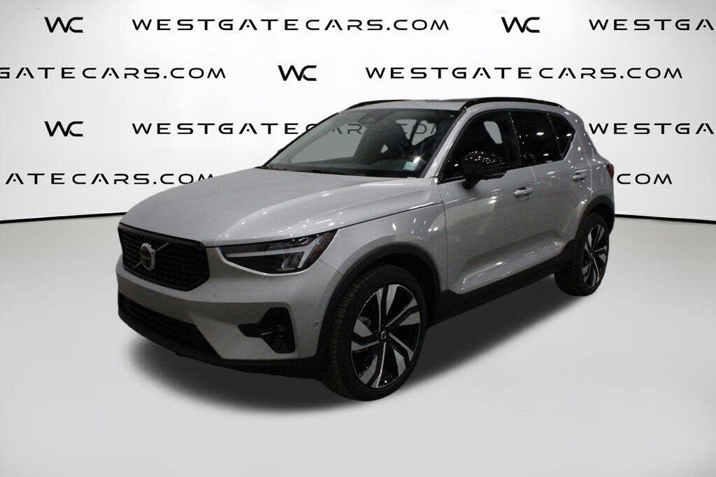 2025 Volvo XC40 B5 Plus Dark Theme AWD