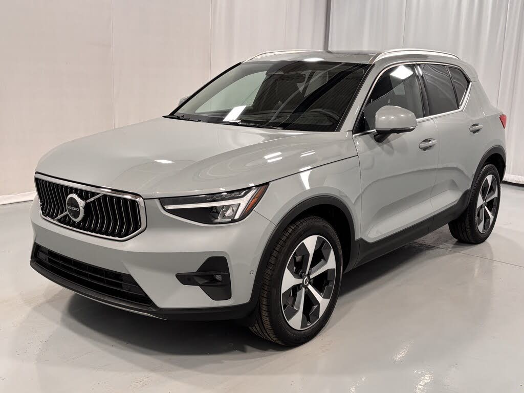 2025 Volvo XC40 B5 Plus Bright Theme AWD