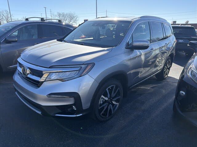 2021 Honda Pilot Touring AWD with Rear Captains Chairs