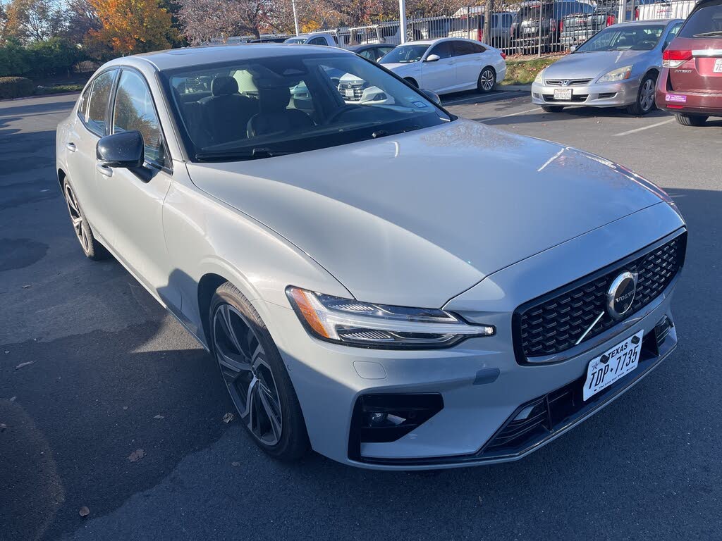 2024 Volvo S60 B5 Plus Dark Theme FWD