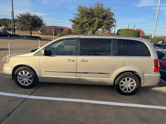 2013 Chrysler Town & Country Touring FWD