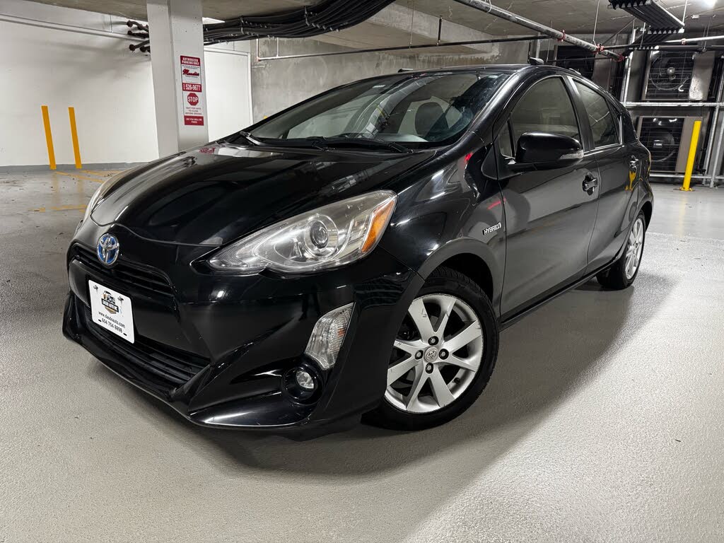 2016 Toyota Prius c Technology