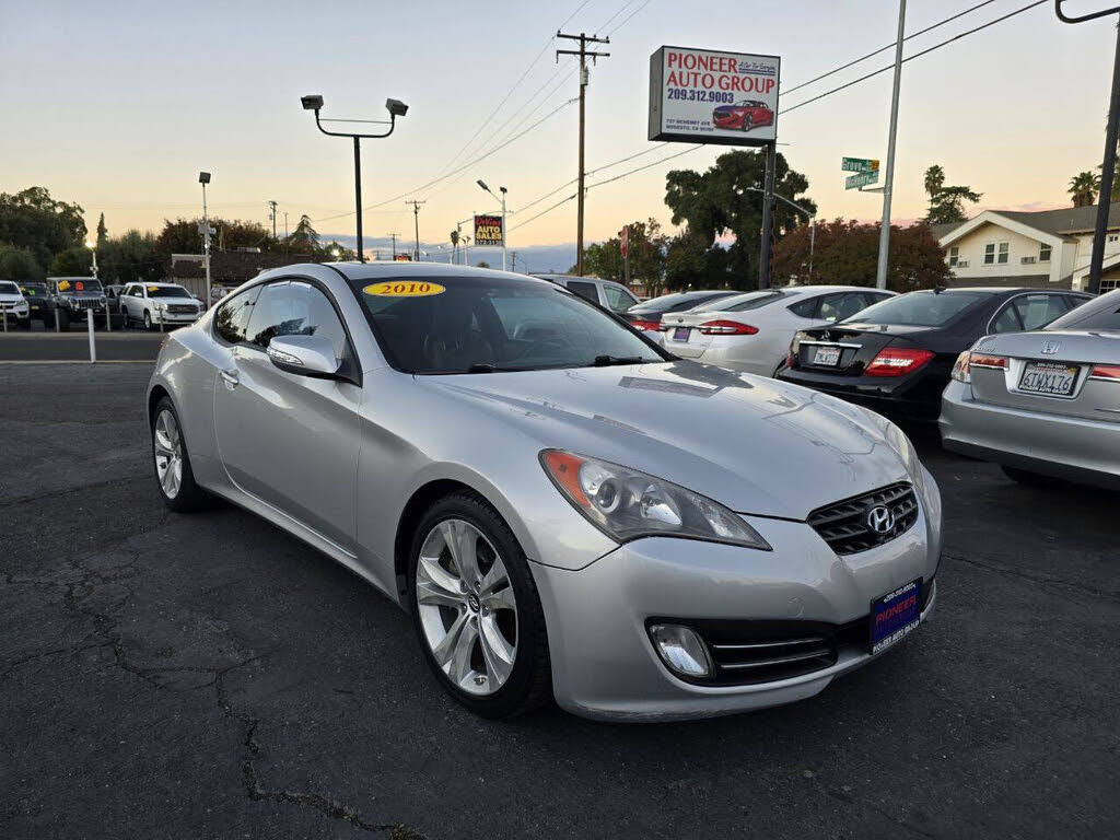 2010 Hyundai Genesis Coupe 3.8 Grand Touring RWD with Navigation