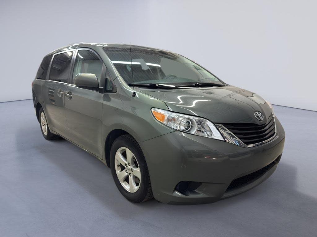 2014 Toyota Sienna LE 7-Passenger Auto Access Seat