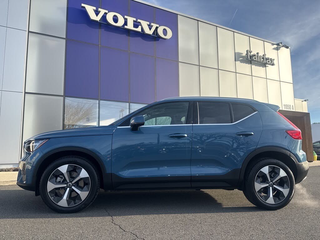 2025 Volvo XC40 B5 Plus Bright Theme AWD