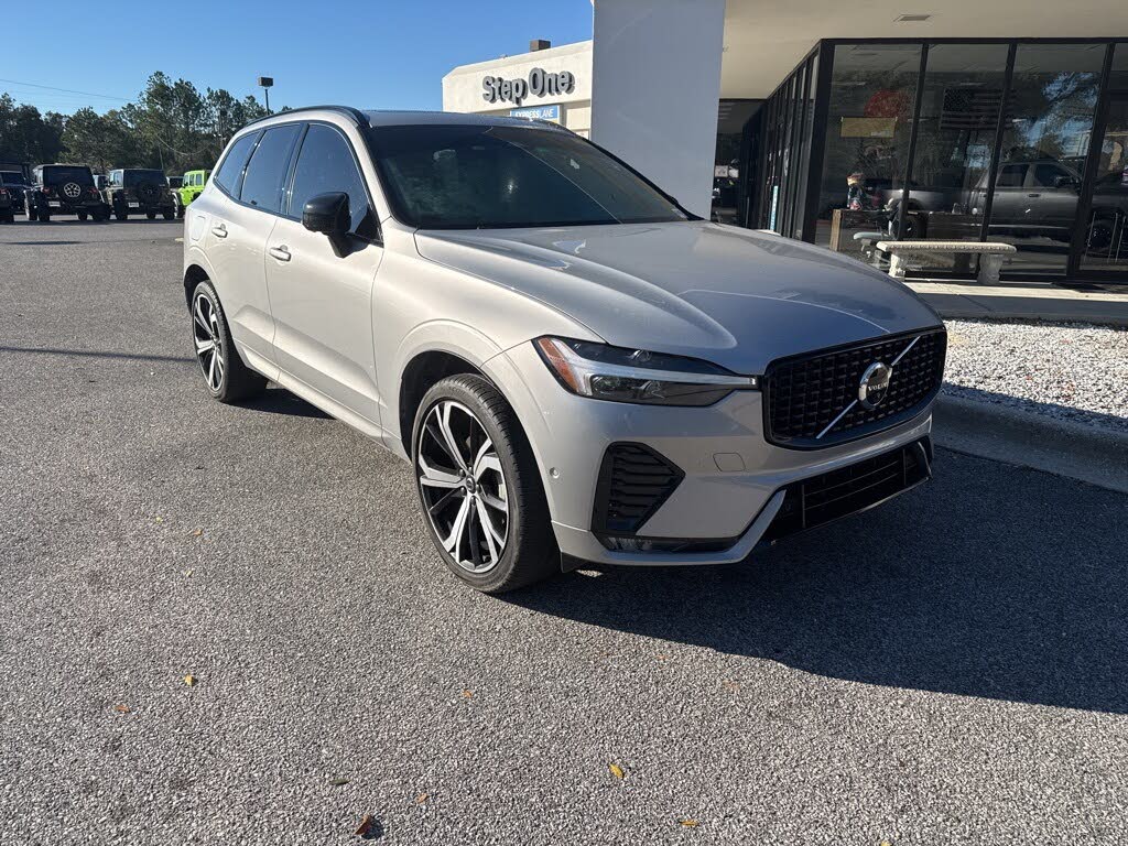 2023 Volvo XC60 B5 Ultimate Dark Theme FWD
