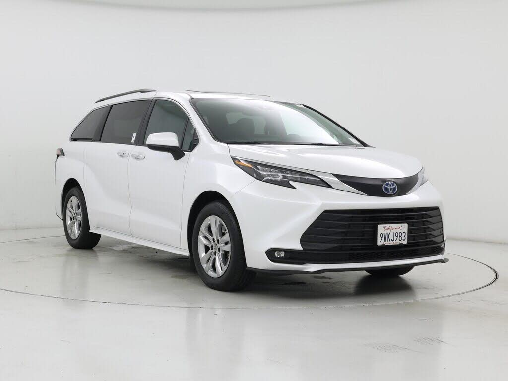 2025 Toyota Sienna XLE 7-Passenger FWD