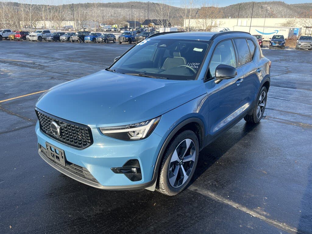 2025 Volvo XC40 B5 Plus Dark Theme AWD