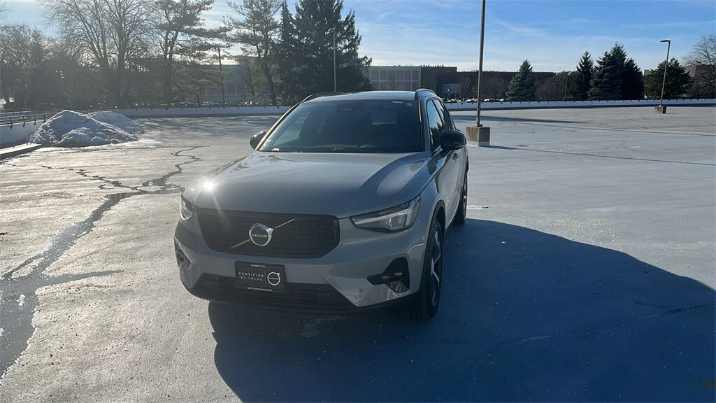 2025 Volvo XC40 B5 Plus Dark Theme AWD