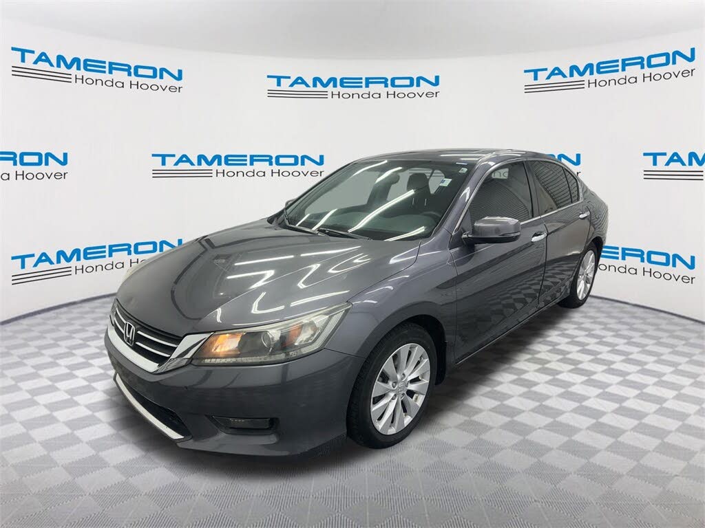 2022 Honda Pilot Touring FWD with Rear Captain's Chairs